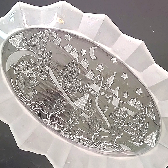 Christmas Scene Santa Claus Reindeer Nighttime Etched Frosted Glass Pie  Platter - Picture 4 of 14
